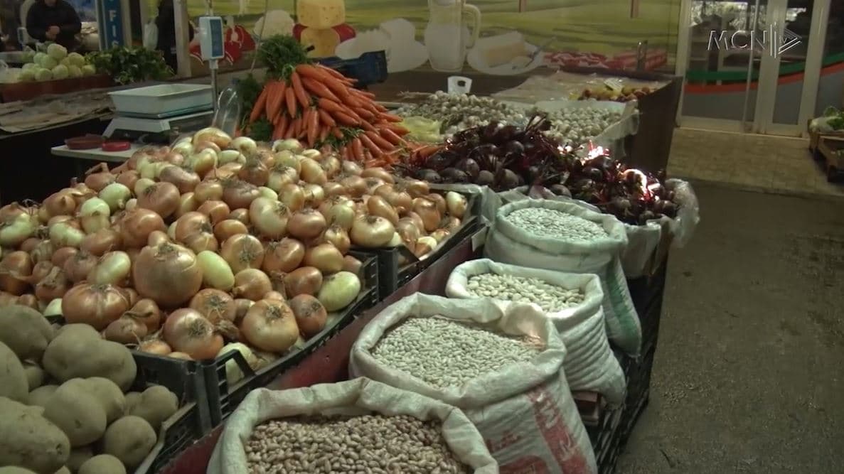 Dyfishohet çmimi i qepës. Tregtarët: Nuk gjejmë produkt te fermerët