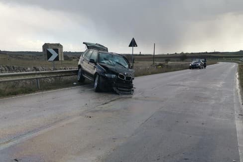Makina del nga rruga në Bulqizë, plagoset drejtuesi