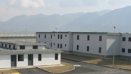 Shkarkohet drejtori i burgut të Drenovës