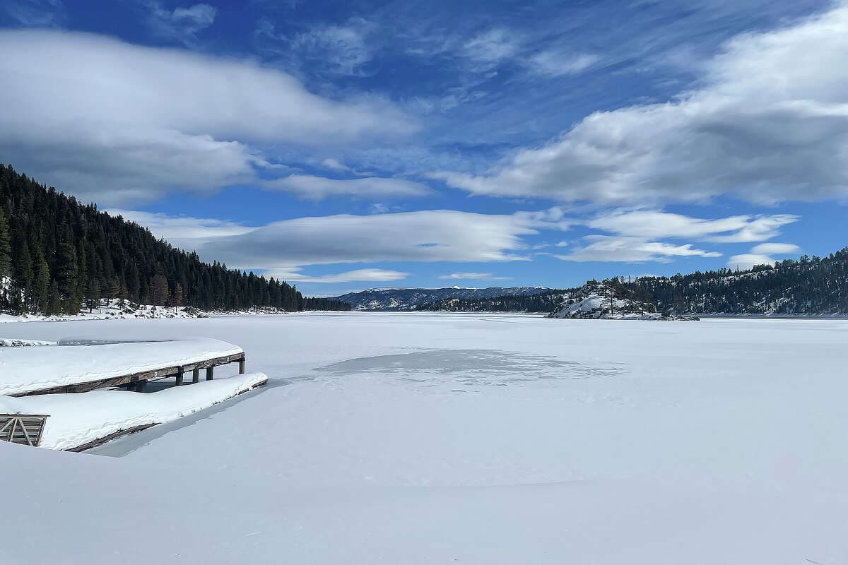 Gjiri Emerald i Liqenit Tahoe ngrin plotësisht, për herë të parë në 30 vjet