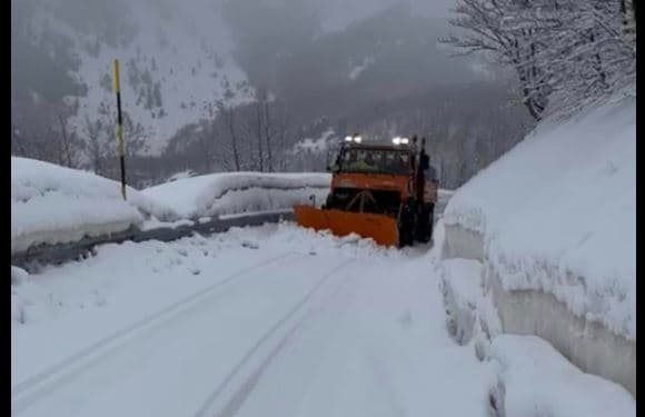 Korça nën petkun e dëborës në pranverë, trashësia ka arritur deri në 10 cm