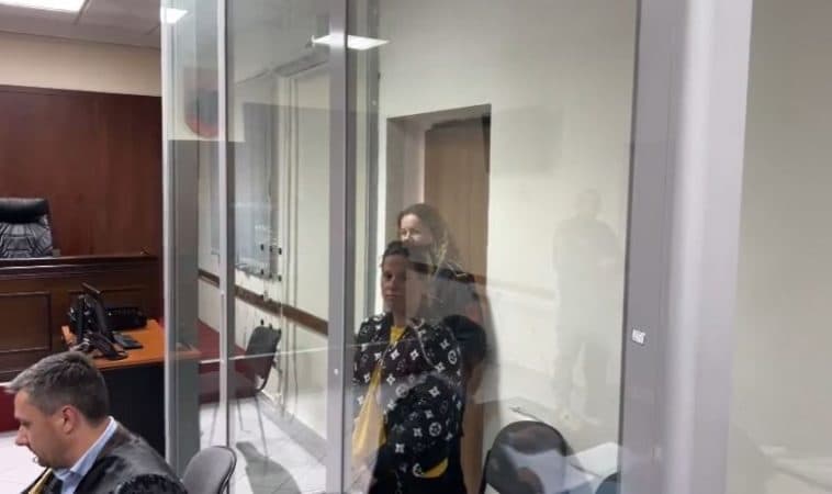 U arrestua 8 ditë pas lindjes, gjykata lë të lirë nënën lehonë