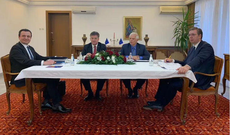 Propozimi europian/ Kurti dhe Vuçiç përballë njëri-tjetrit, nis takimi trepalësh në Ohër