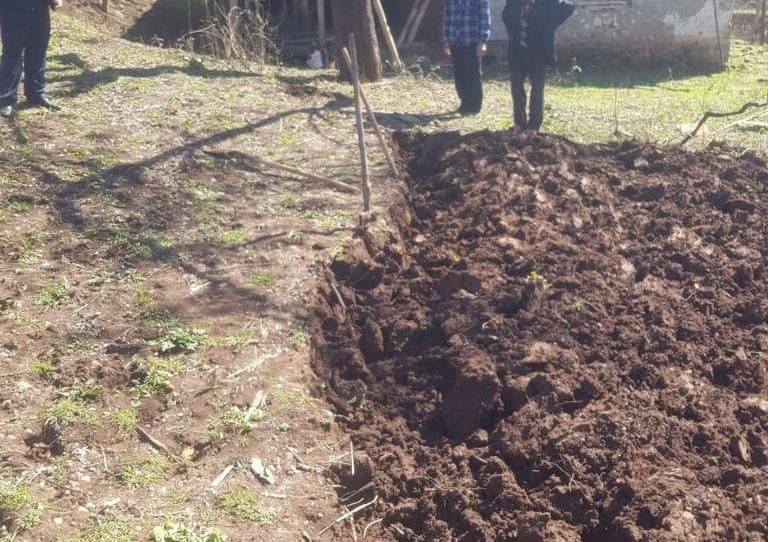 Shpërthen granata e vjetër, plagosen tre persona teksa punonin tokën