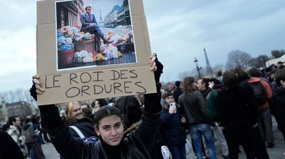 'Mbreti i plehrave', pushteti i Macron në rrezik pas tensioneve për planin e pensioneve