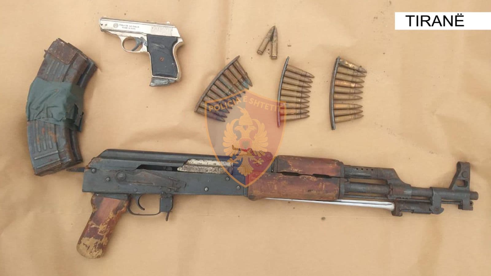 Ushtroi dhunë fizike dhe kërcënoi me armë vëllanë dhe dajën, në pranga 31-vjeçari