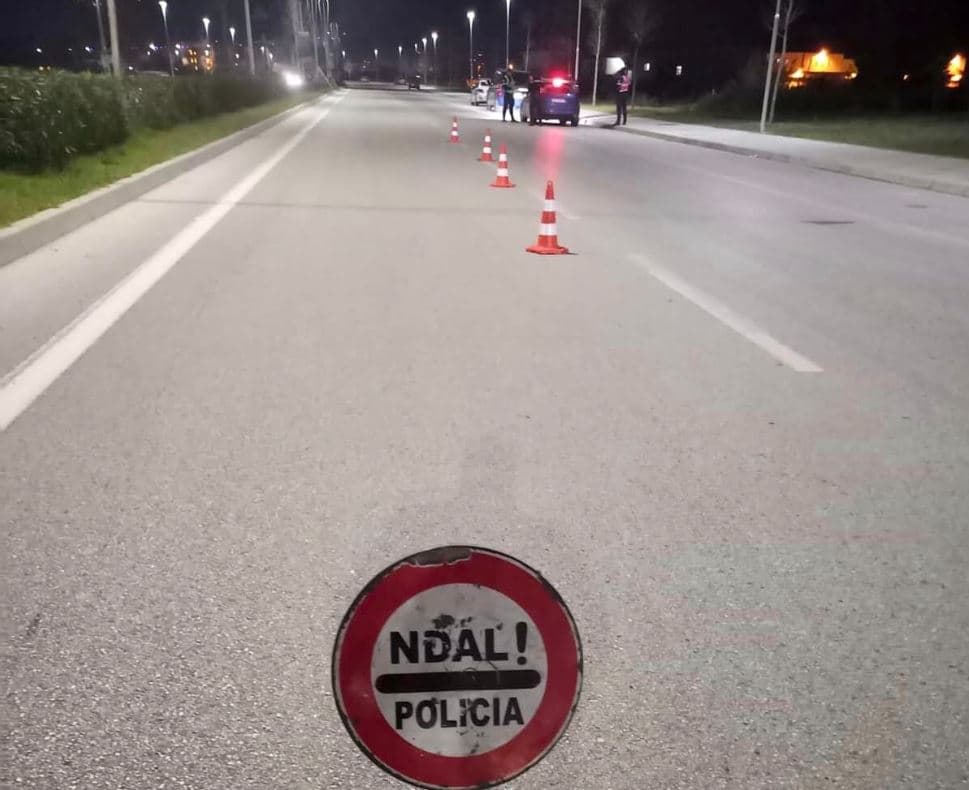 I dehur në timon përplas këmbësoren, ikën nga vendi i ngjarjes dhe përplas një mjet tjetër/ Dy të plagosur