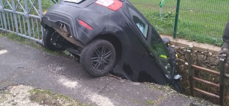Makina del nga rruga në Bulqizë, merr përpara një këmbësor
