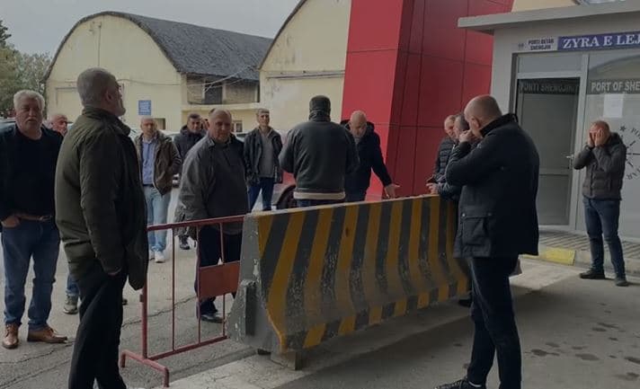 Shëngjin, punonjësit e portit sërish në protestë, nuk kanë marrë pagat prej 3 muajsh