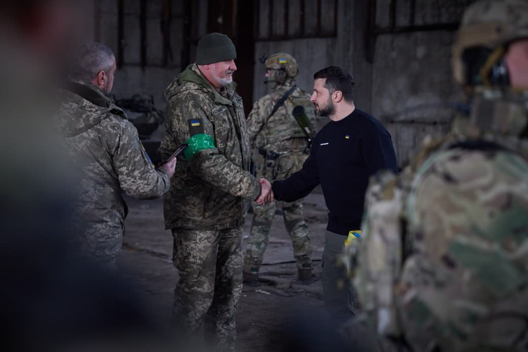 Zelenskiy viziton vijën e frontit pranë presidencës Bakhmut
