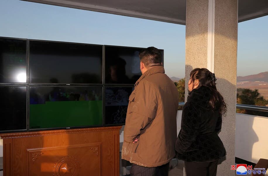 Vajza e Kim Jong-un fotografohet e veshur me një xhaketë Dior prej 2000 dollarësh