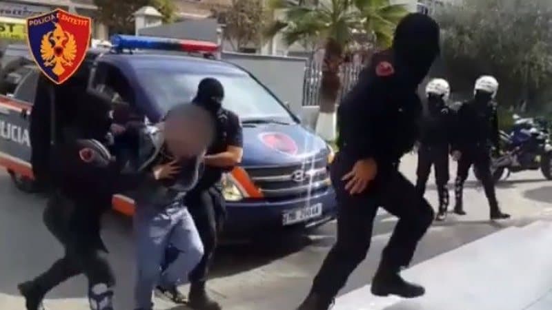 Në kërkim për prodhim dhe shitje të lëndëve narkotike, vihet në pranga i riu në Korçë