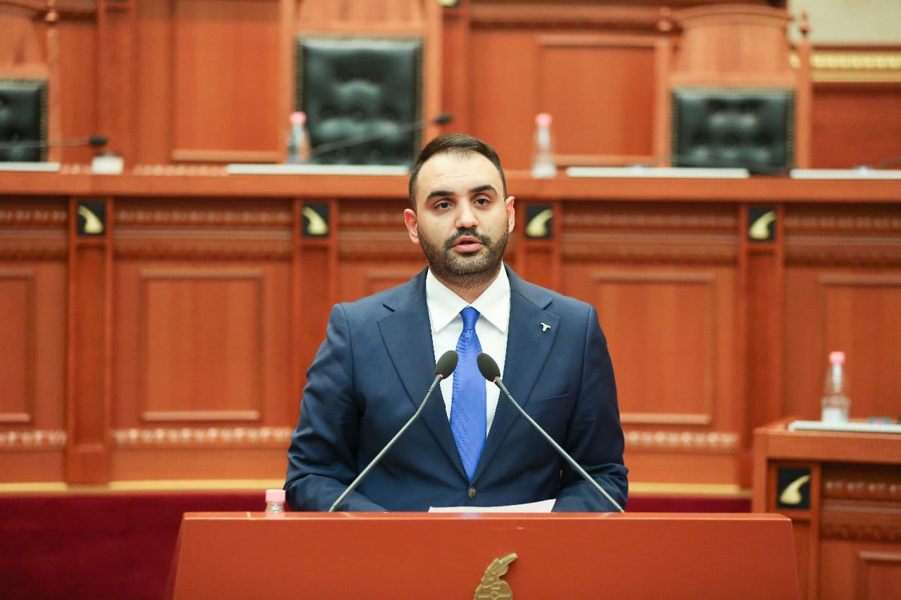   Kandidati i opozitës për Bashkinë e Tiranës dorëzon mandatin e deputetit/ Këlliçi: Jam kandidat i të gjithë qytetarëve