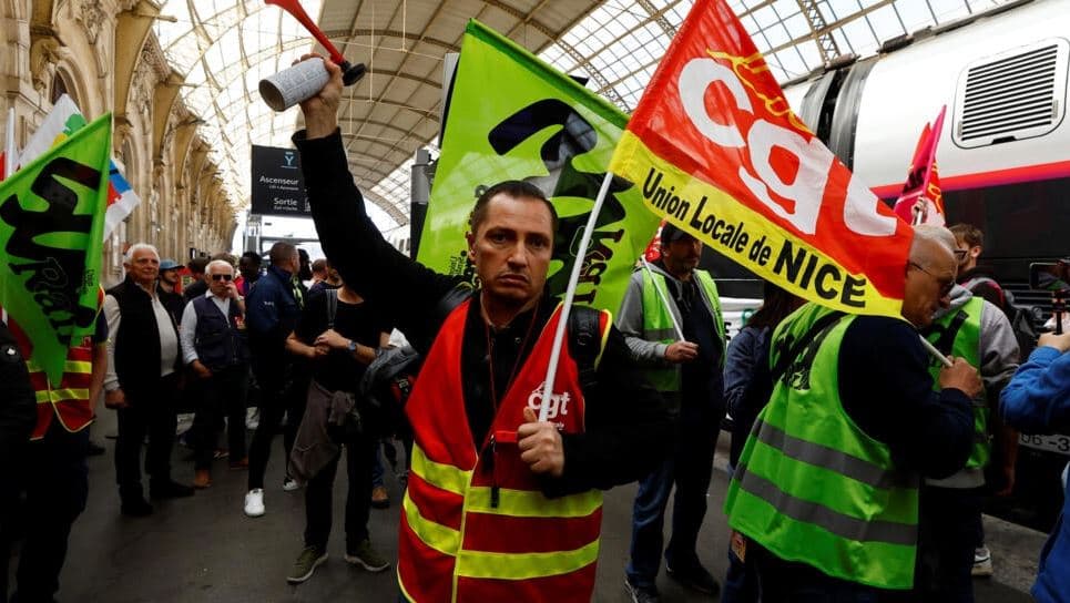 Macron nuk tërhiqet, vijojnë protestat masive në Francë kundër reformës së pensioneve