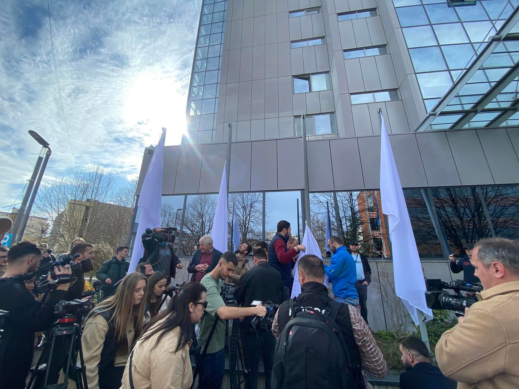 Protestë para godinës së qeverisë në Kosovë, PSD kërkon dorëheqjen e Kurtit