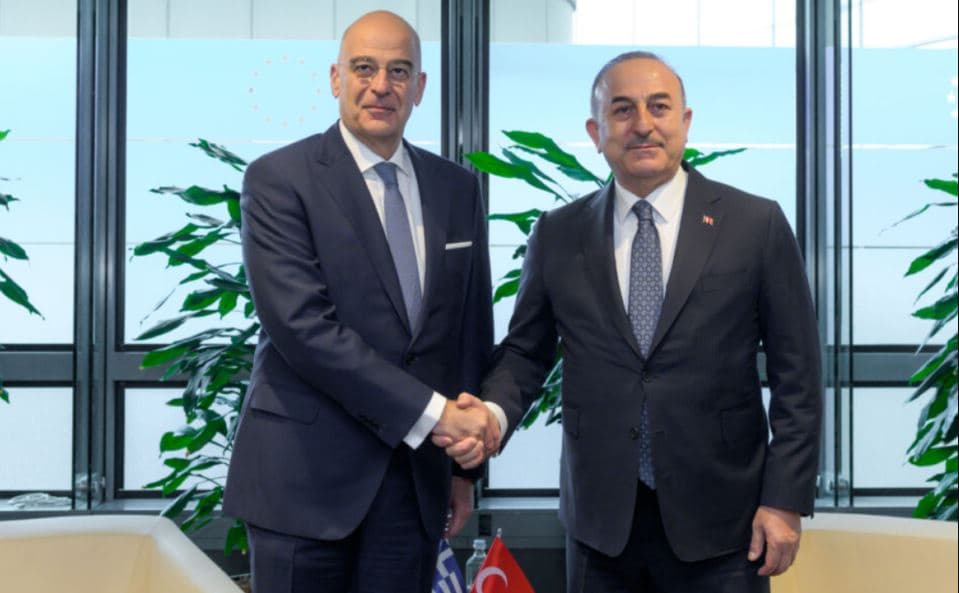 Klimë e re në raportet Turqi-Greqi/ Cavusoglu i shpreh Dendias-it “urimet më të mira për Ditën e Pavarësisë”