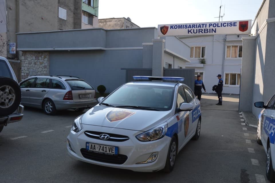 Kurbin/ Kanosën dhe qëlluan me armë banesën e një shtetasi, policia në kërkim të autorëve