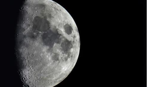 Rruazat në sipërfaqen e Hënës mund të mbajnë miliarda tonë ujë