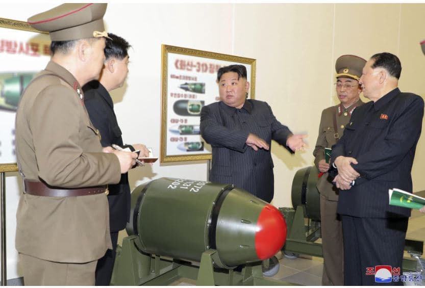 Kim Jong Un urdhëron shtimin e prodhimit të materialeve për armë bërthamore 