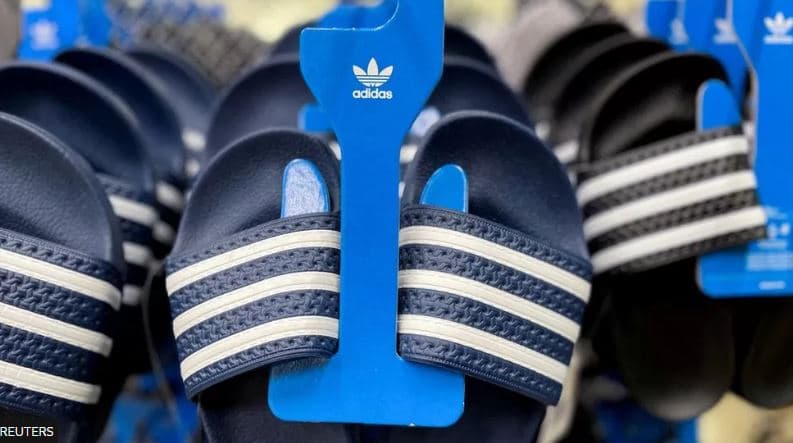 Adidas kundër dizajnin të Black Lives Matter, shkakton konfuzion me tre shiritat