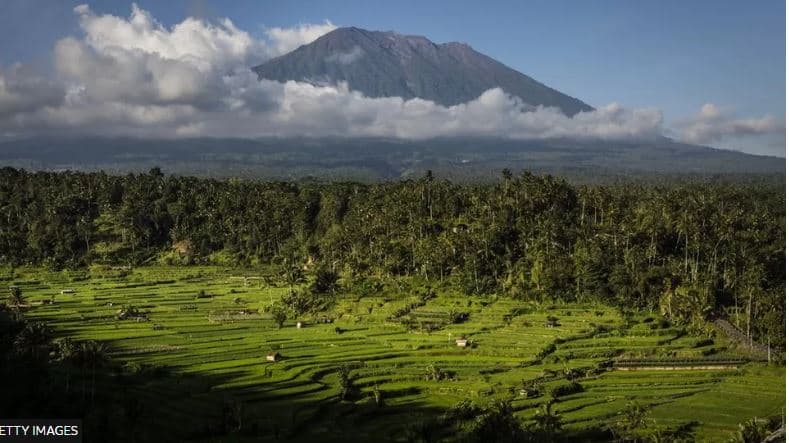 Pozoi lakuriq në malin e shenjtë, dëbohet turisti rus dhe i ndalohet hyrja në Bali