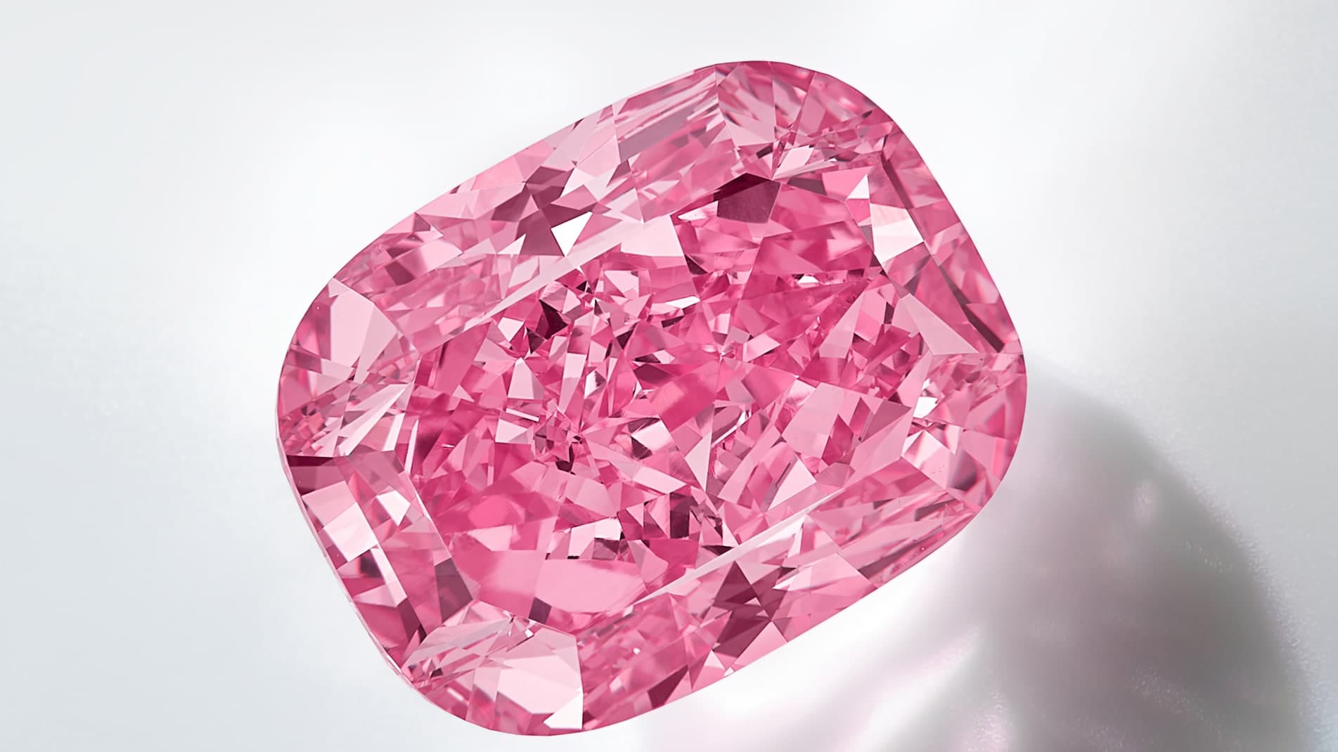 Diamanti rozë 'i rrallë' pritet të shitet për më shumë se 35 mln dollarë në ankand