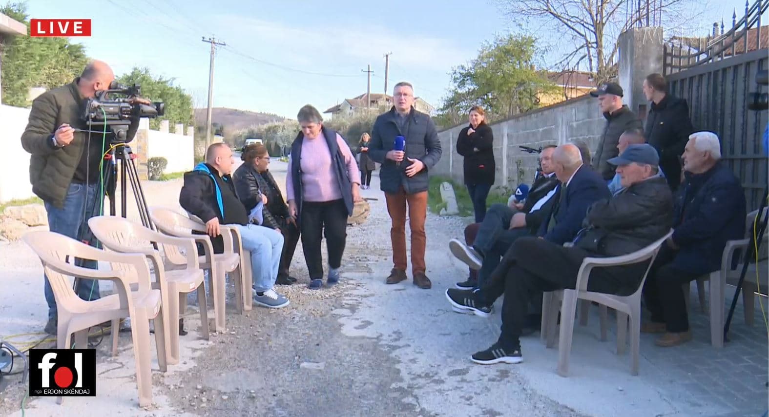 Kamionët e guroreve dëmtojnë rrugën dhe banesat/ Banorët e lagjes “Demokracia”: Korrupsion i pastër! Po bëjmë roje me turne!  