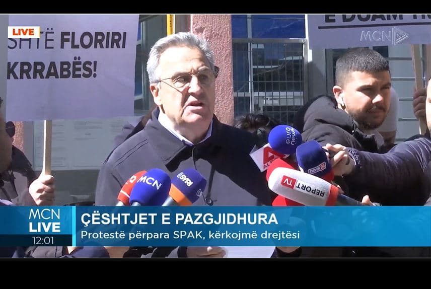 Shoqëria civile protestë para SPAK: Mbi të korruptuarit të bjerë çekani juaj, shqiptarët kërkojnë kokat e krimit e jo peshqit e vegjël