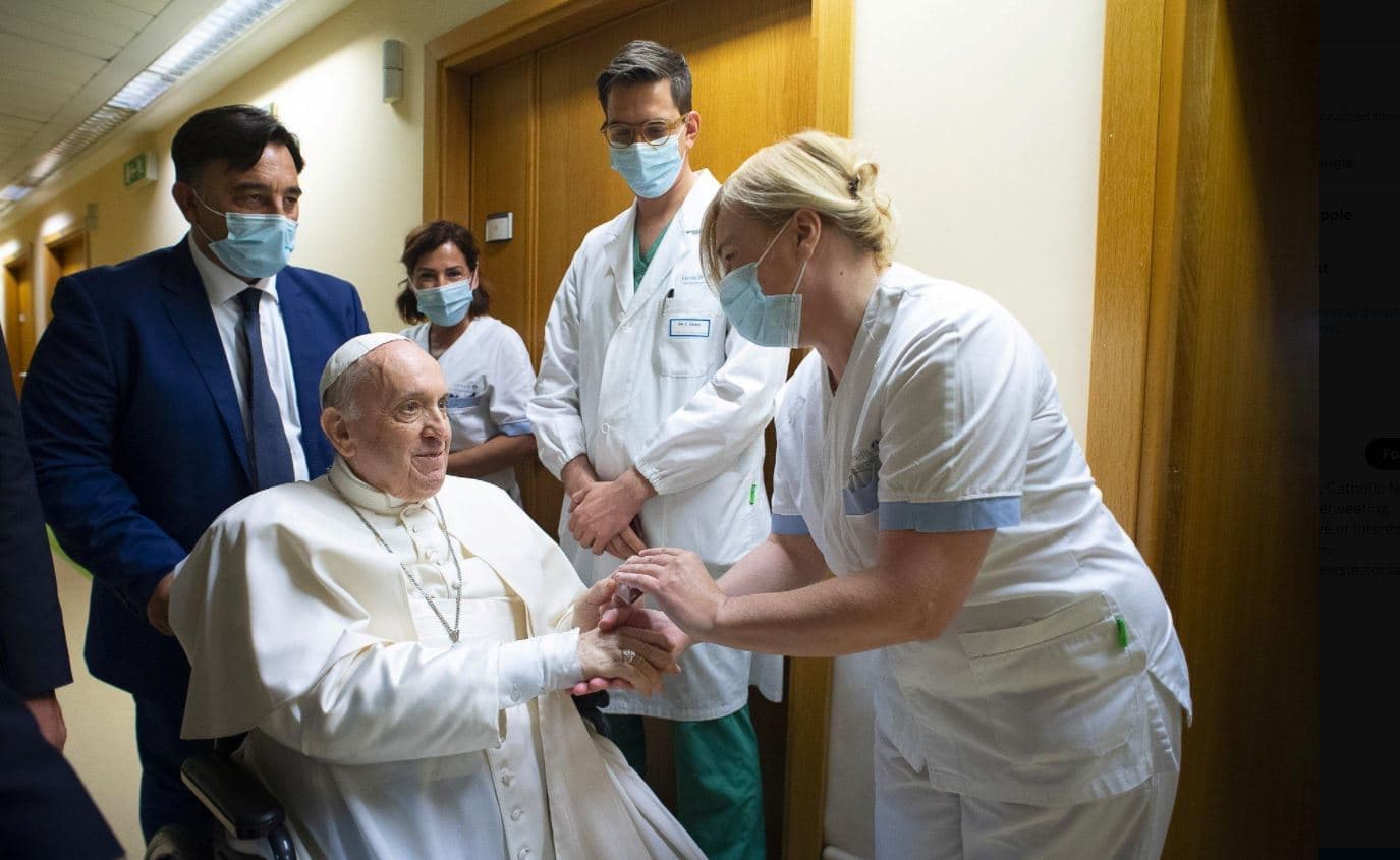 Papa Françesku përfundon në spital