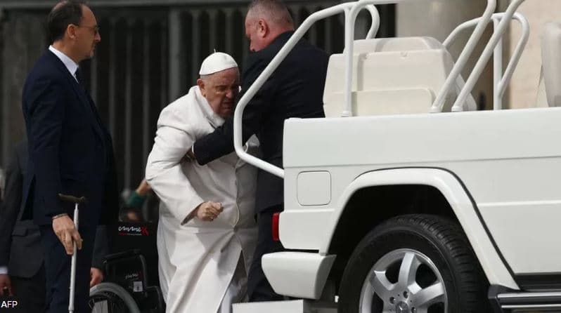 Papa Françesku probleme me frymëmarrjen, shtrohet në spital