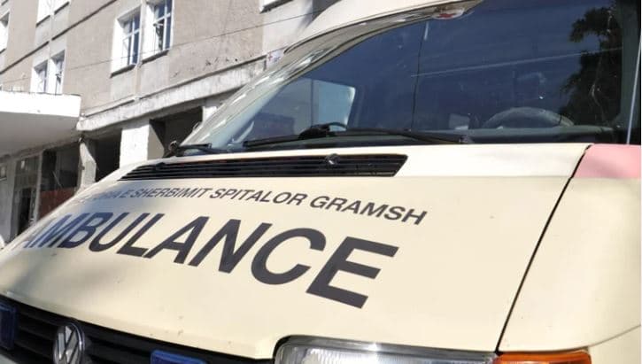 Pacienti në spitalin e Gramshit hidhet nga kati i katërt, transportohet te Trauma