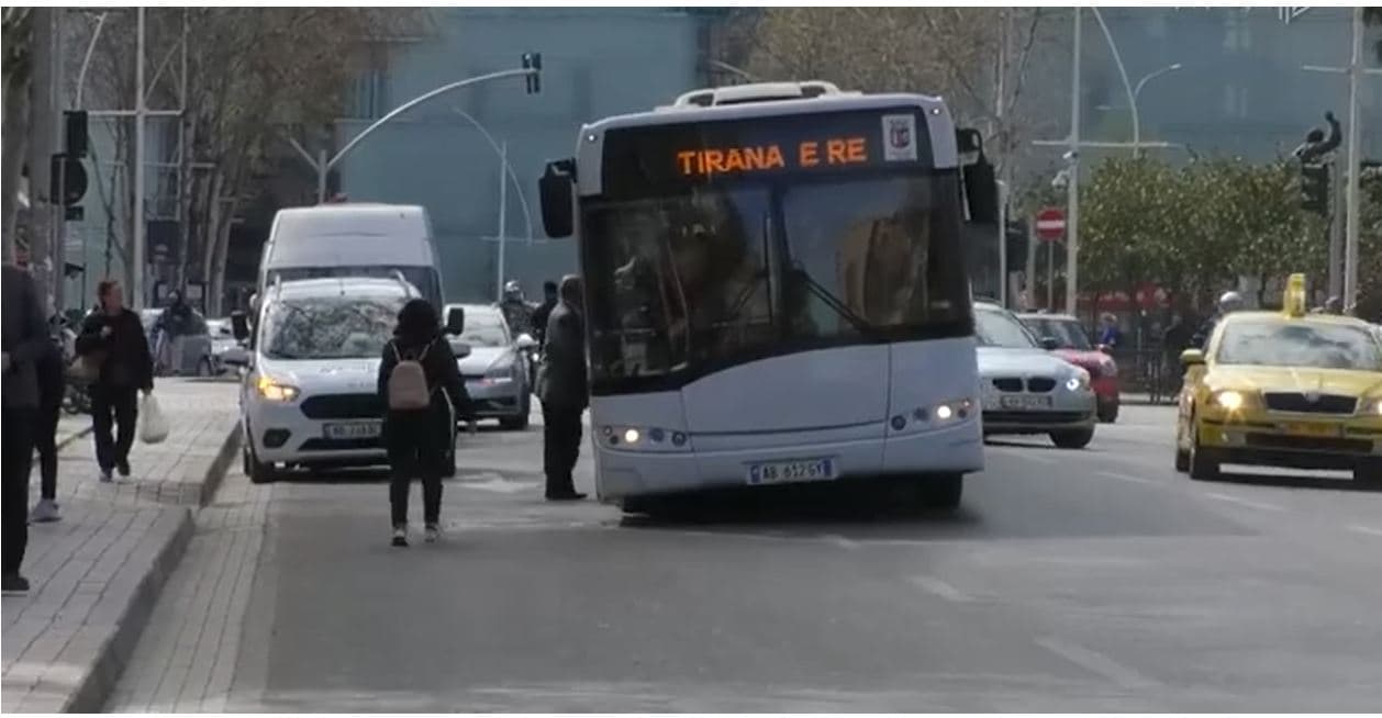   Urbanët shkelin rregullat e qarkullimit/ Mungojnë korsitë dhe stacionet në disa linja (VIDEO)