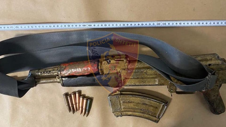Mbante kallashnikov pa leje në banesë, arrestohet 73-vjeçari në Tropojë