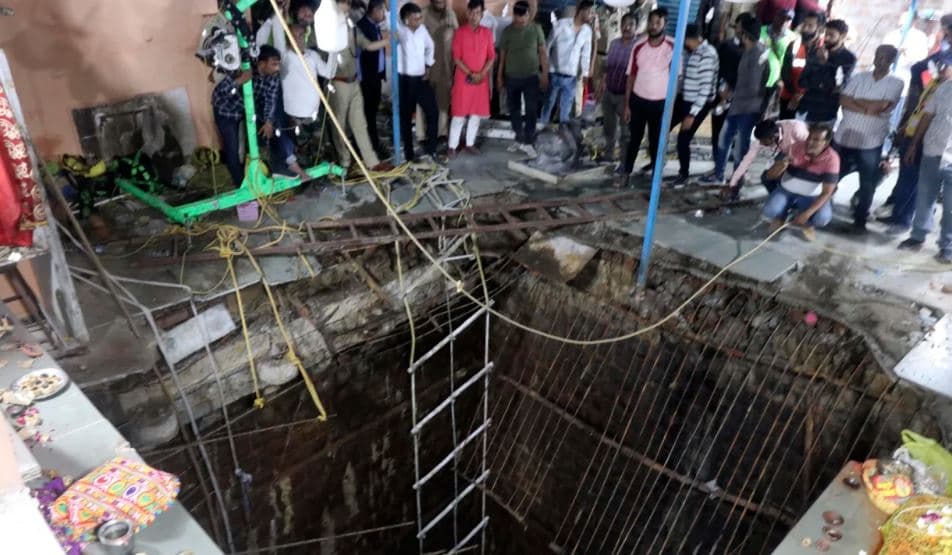 Shembet pllaka e betonit pranë tempullit indian, 35 persona vdiqën pasi ranë në pus