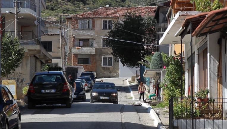 Goditi me thikë gruan dhe më pas tentoi të vriste veten, arrestohet 42-vjeçari