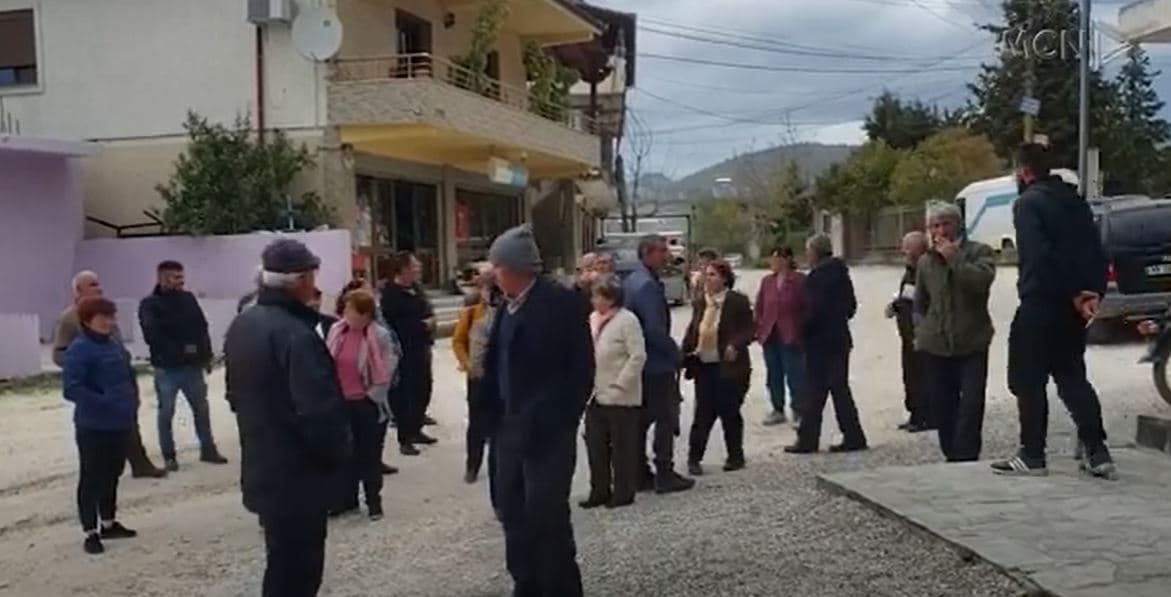 Kërkesë për shkarkimin e kryebashkiakut, banorët e Lumasit firmosin peticion për KQZ-në (VIDEO)