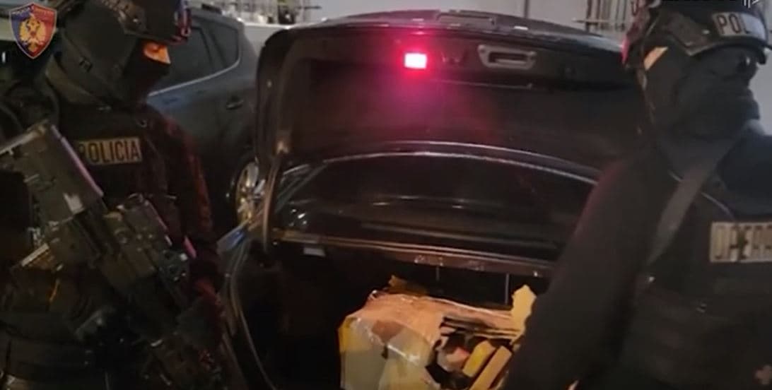 Sekuestrohen 41 kg heroinë në Tiranë, arrestohet transportuesi, shpallet në kërkim bashkëpunëtori (VIDEO)