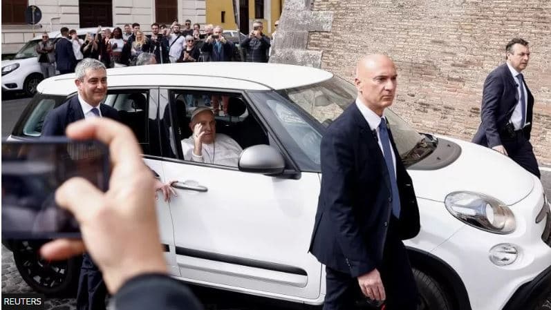 'Jam ende gjallë' shakaja e Papa Françeskut pasi largohet nga spitali