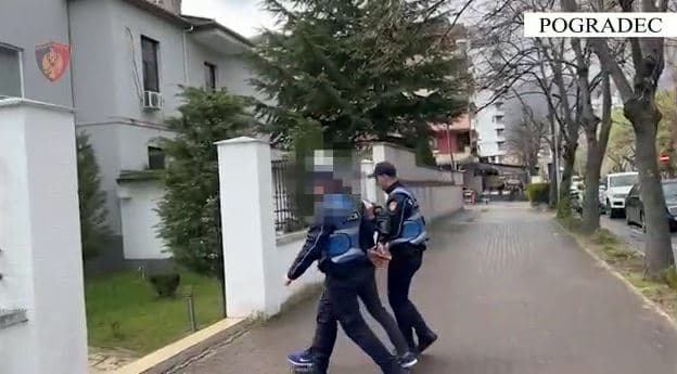Armë pa leje në shtëpi, arrestohet 34-vjeçari, në kërkim nipi i tij
