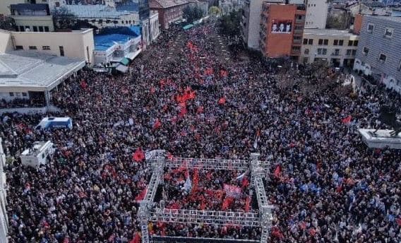 Mijëra qytetarë mbushin sheshet e Prishtinës në mbështetje të ish-krerëve të UÇK-së