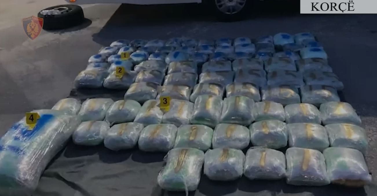 Tentuan të trafikojnë 118 kg kanabis drejt Greqisë me rulot, kapen në Kapshticë dy rumunë 
