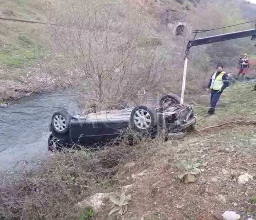 Makina përfundon në përrua në Librazhd, humbin jetën burrë e grua