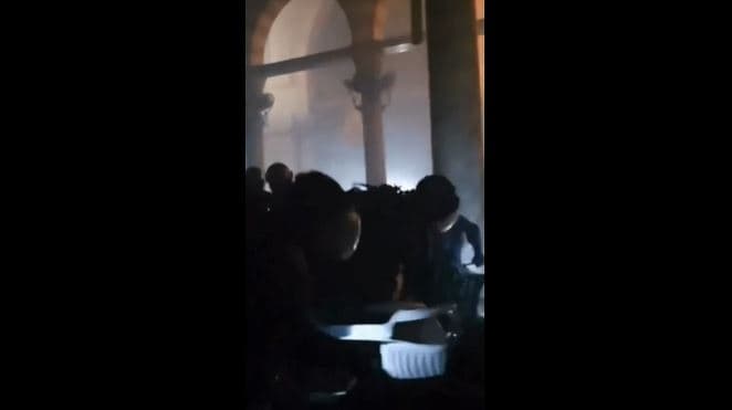 Jerusalem, policia izraelite sulmon xhaminë Al Aksa, 350 të arrestuar