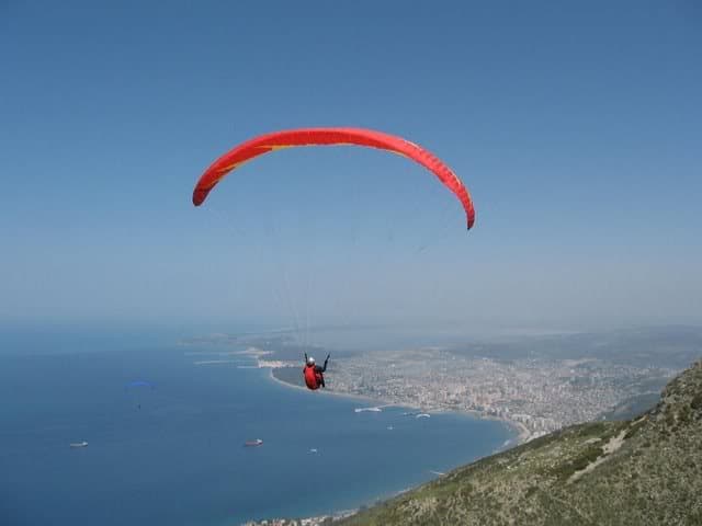 Himarë, turisti çek humb jetën gjatë hedhjes me parashutë