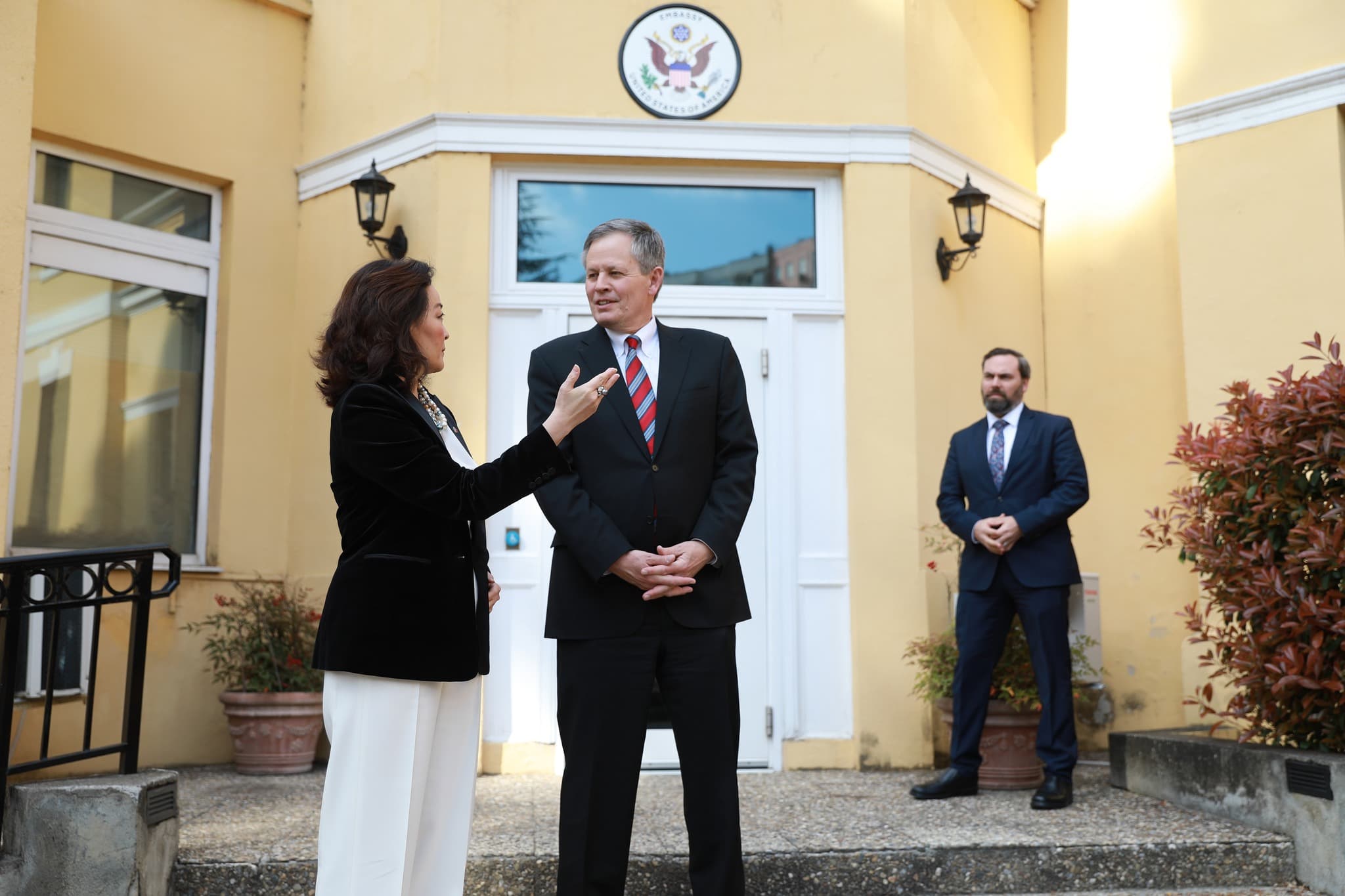Senatori amerikan Daines viziton Shqipërinë, takime me zyrtarë të lartë të shtetit