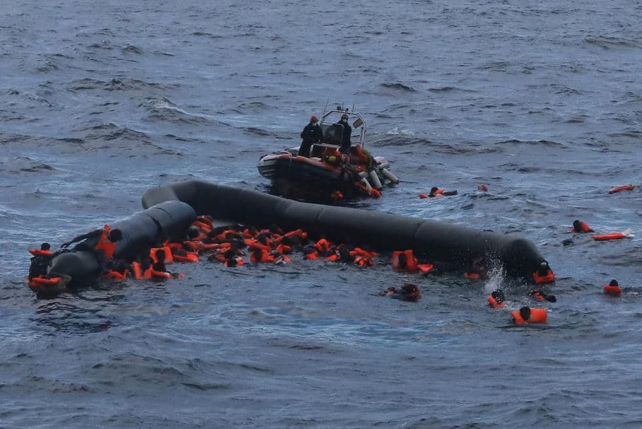 Përmbyset varka me emigrantë në Tunizi, zhduken 20 persona