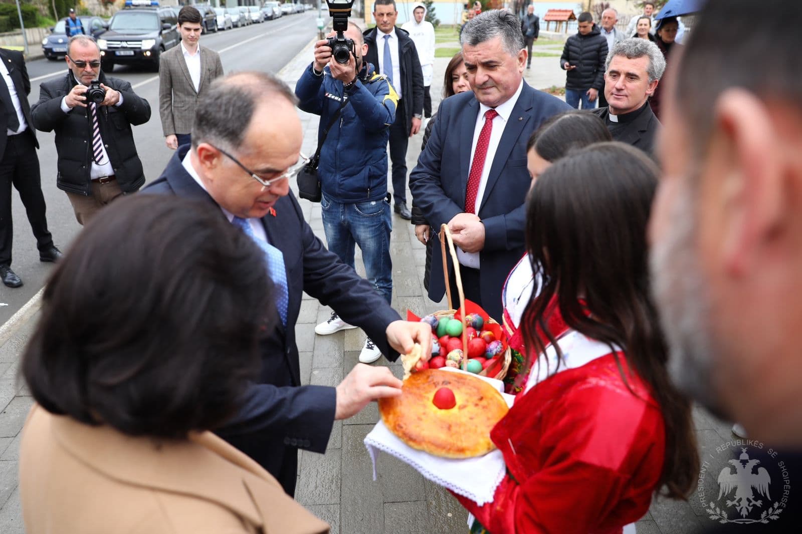   Pashkët/ Politika uron besimtarët (VIDEO)