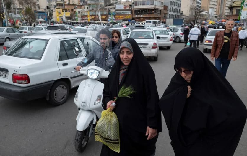 Irani instalon kamera për të identifikuar gratë që thyejnë ligjin për hixhabin