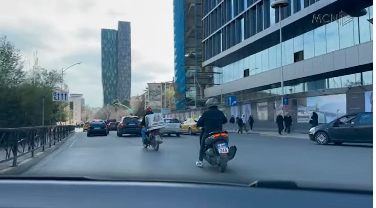 Motorët, rrezik aksidentesh/ Lëvizin në kundërvajtje dhe në korsinë e biçikletave (VIDEO)