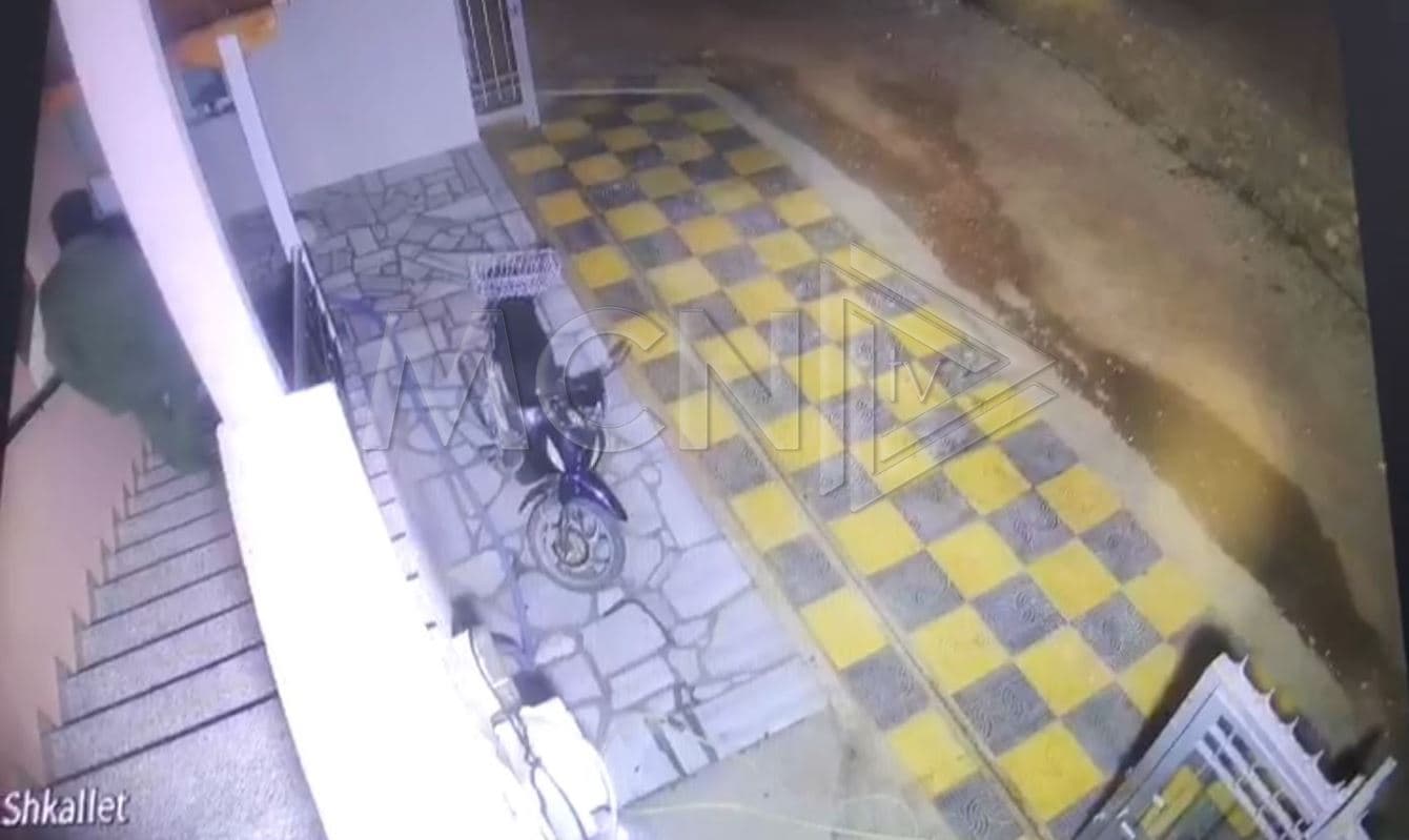 Dy persona të armatosur grabisin një banesë në Lushnje, e moshuara e vetme në shtëpi përballet me autorin me thikë në dorë